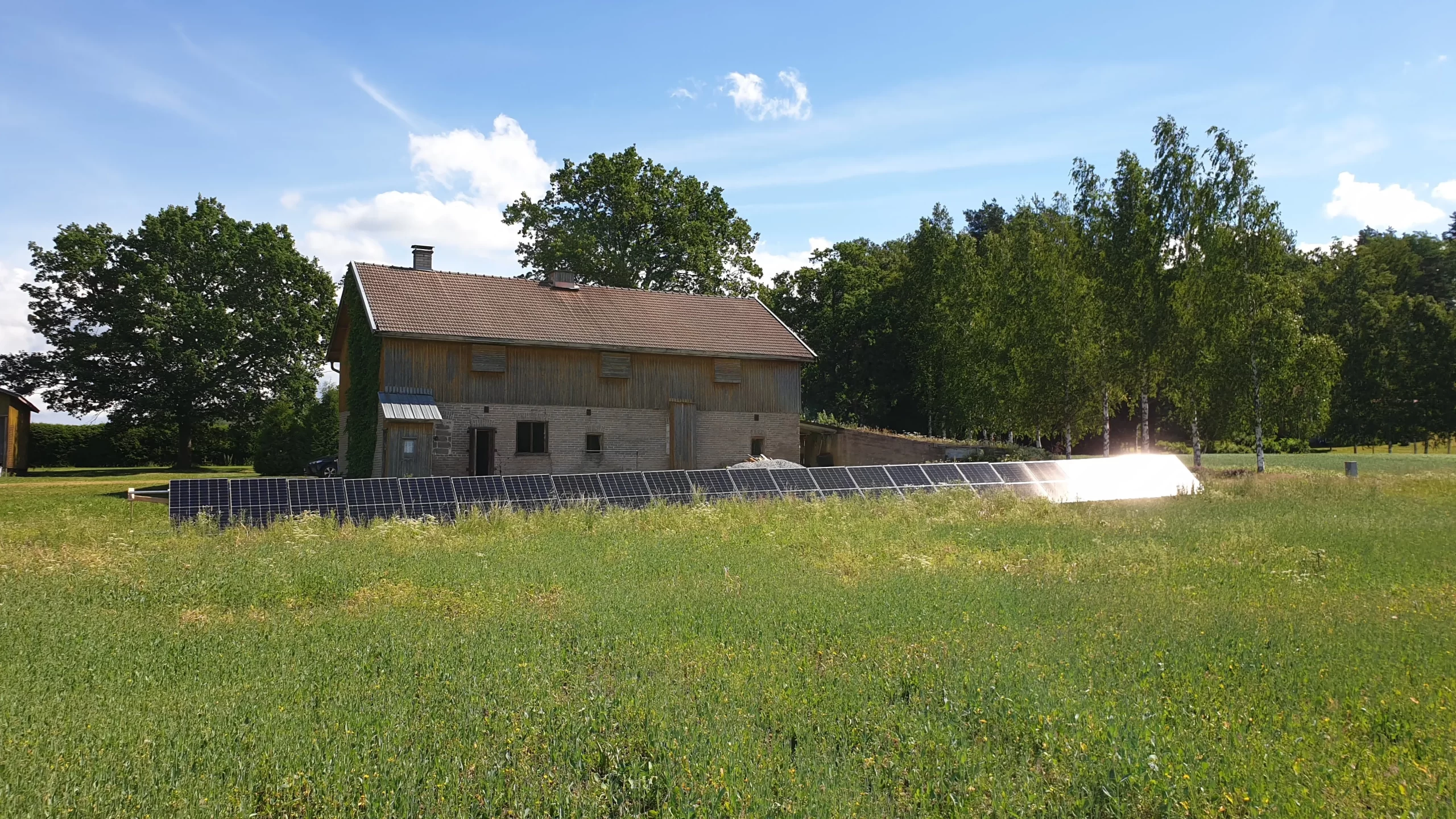 Aurinkopaneelit asennettu!