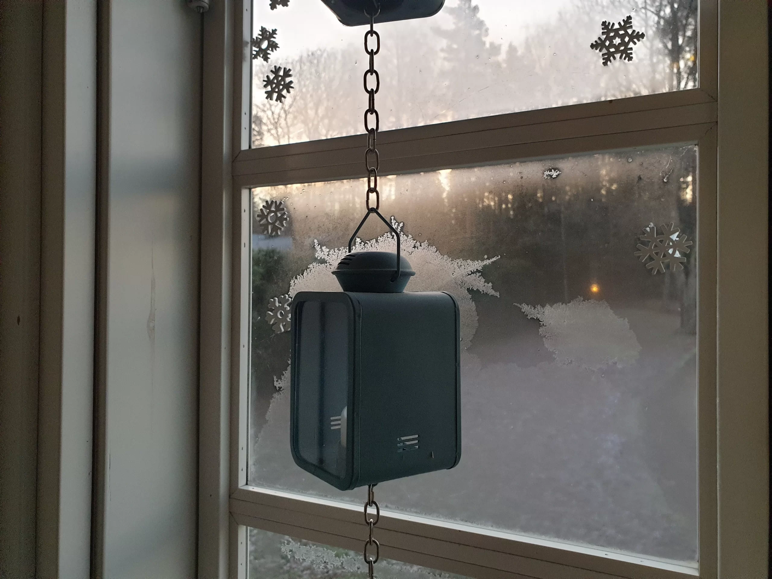 Lyhty ja huurteinen ikkuna