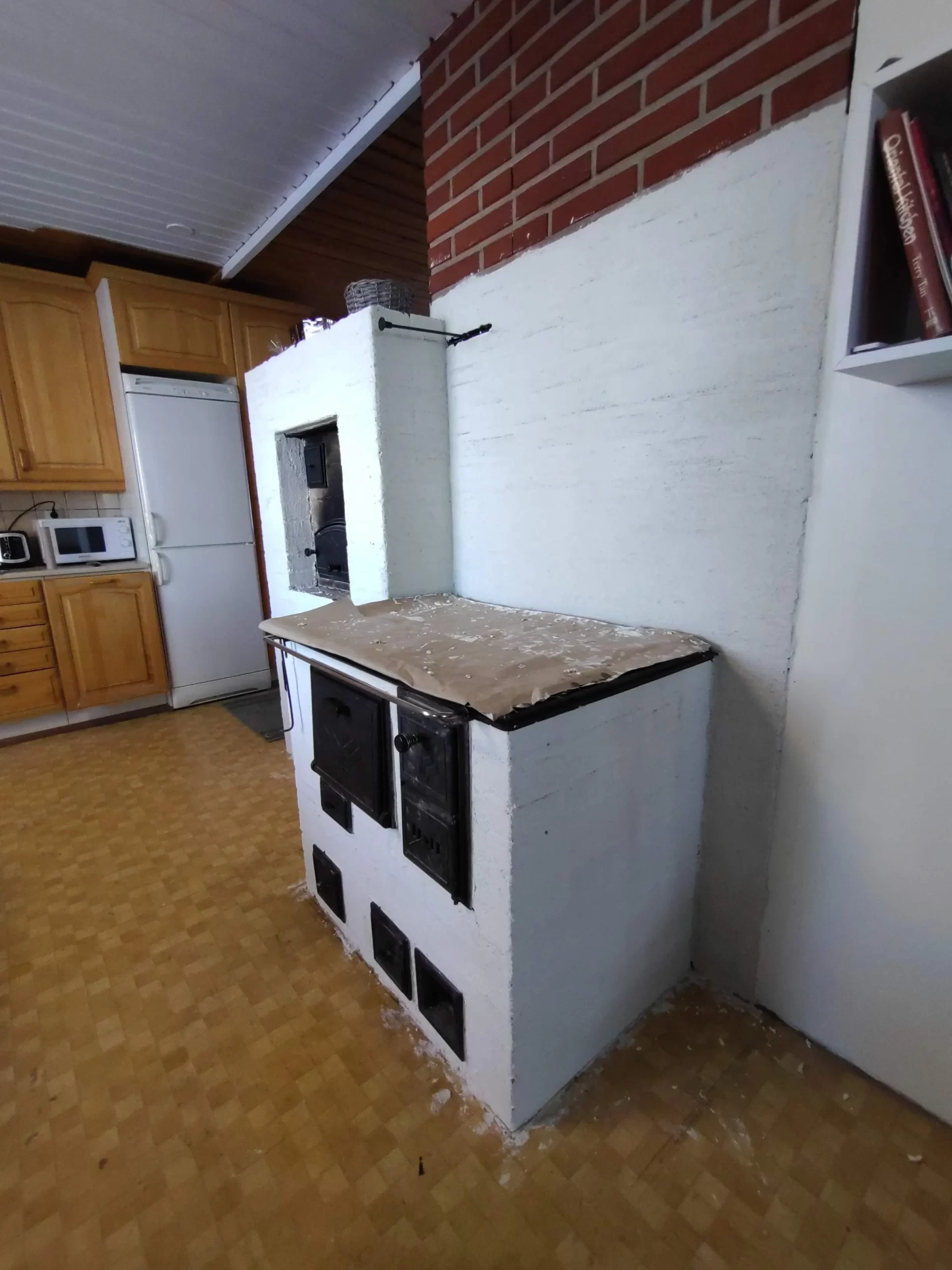 Muuri on osittain rapattu