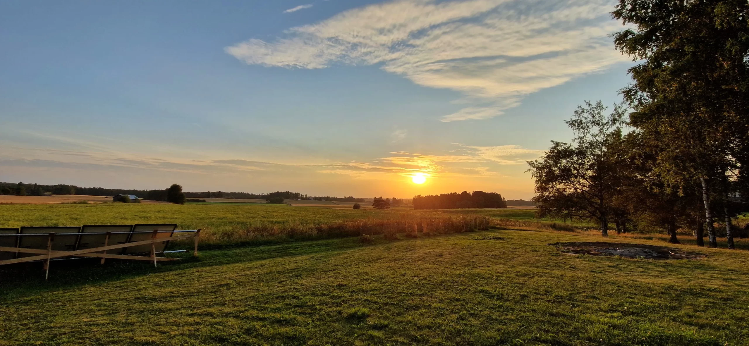 Auringonlasku, elokuu