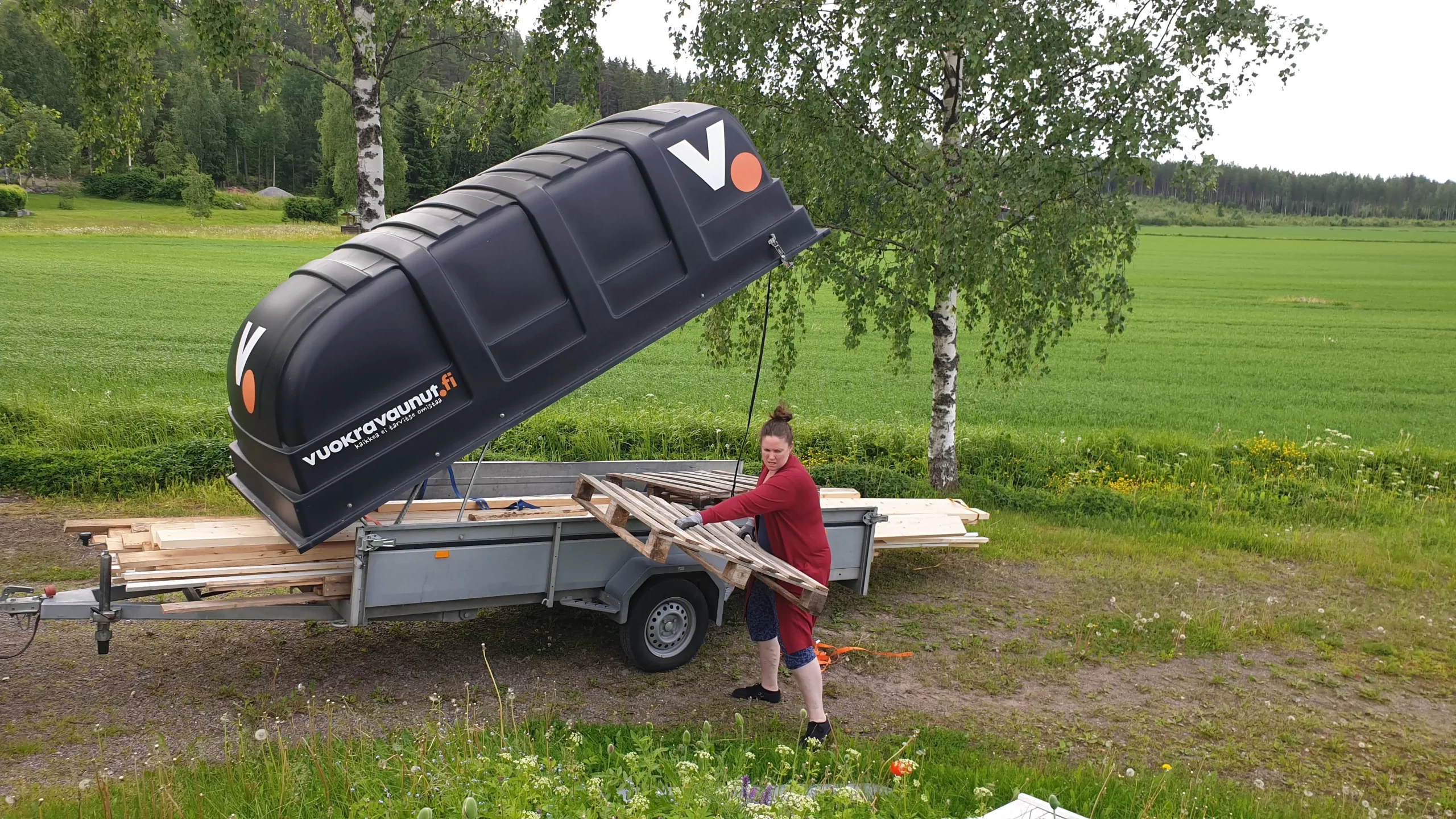 Puulastia purkamassa