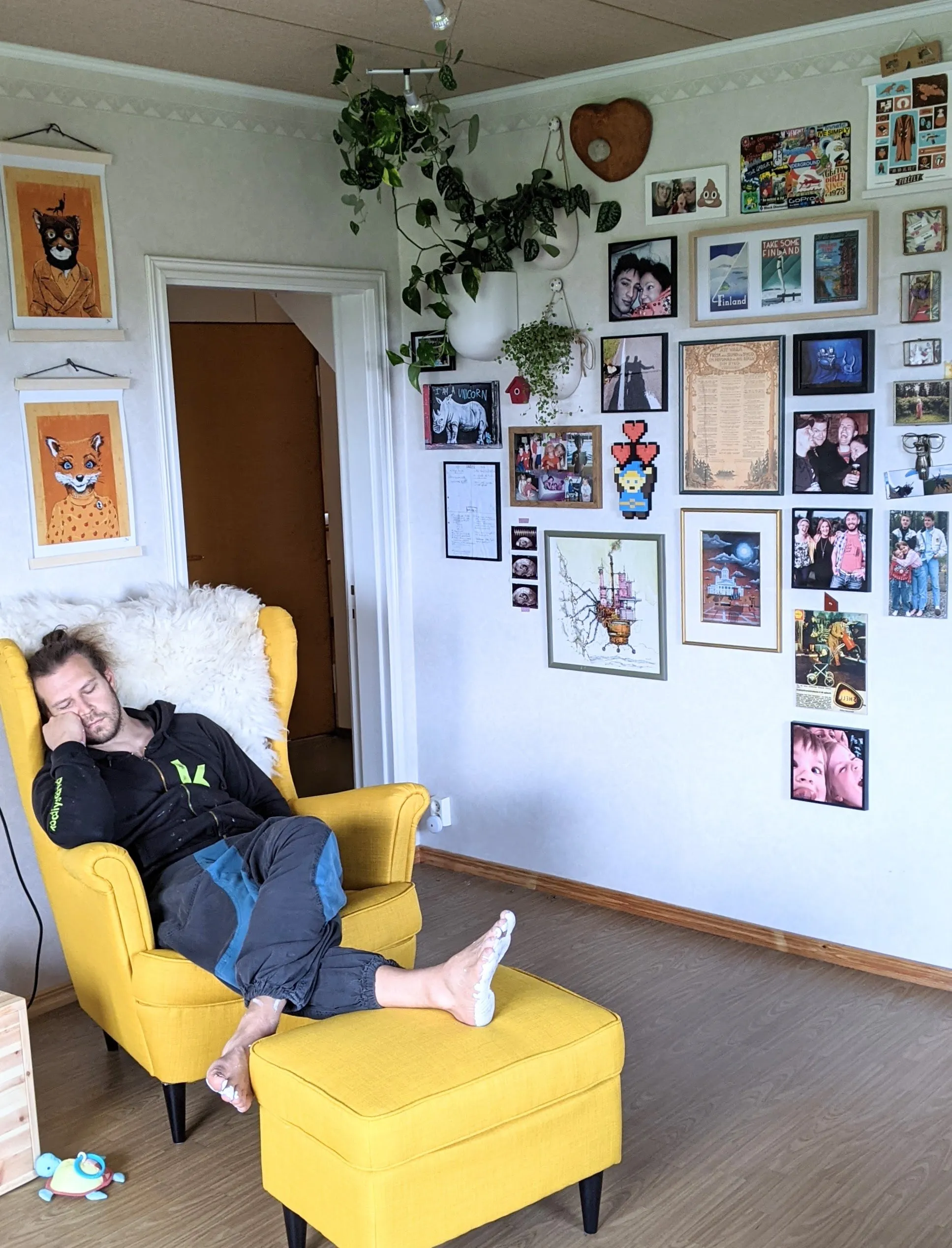 Taulut seinällä ja Frans nojatuolilla