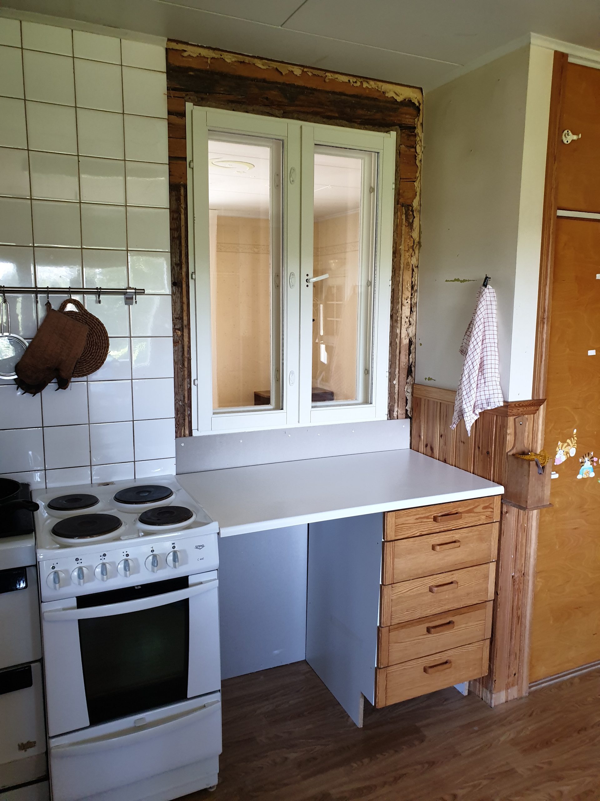 Ikkuna keittiön ja lastenhuoneen välillä vihdoin valmis