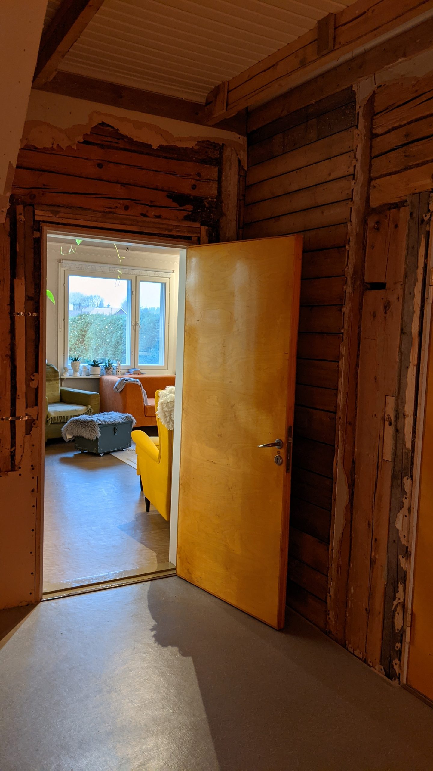 Loputkin kirjaston seinät paljaana