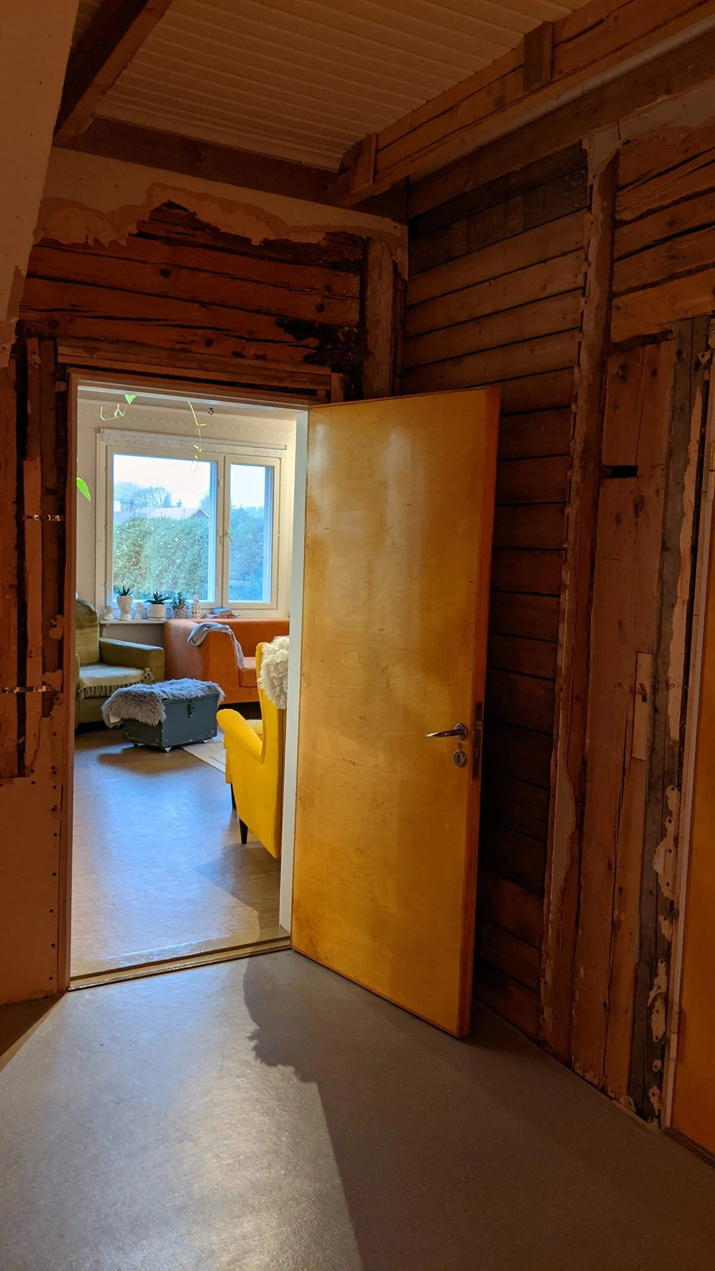 Loputkin kirjaston seinät paljaana