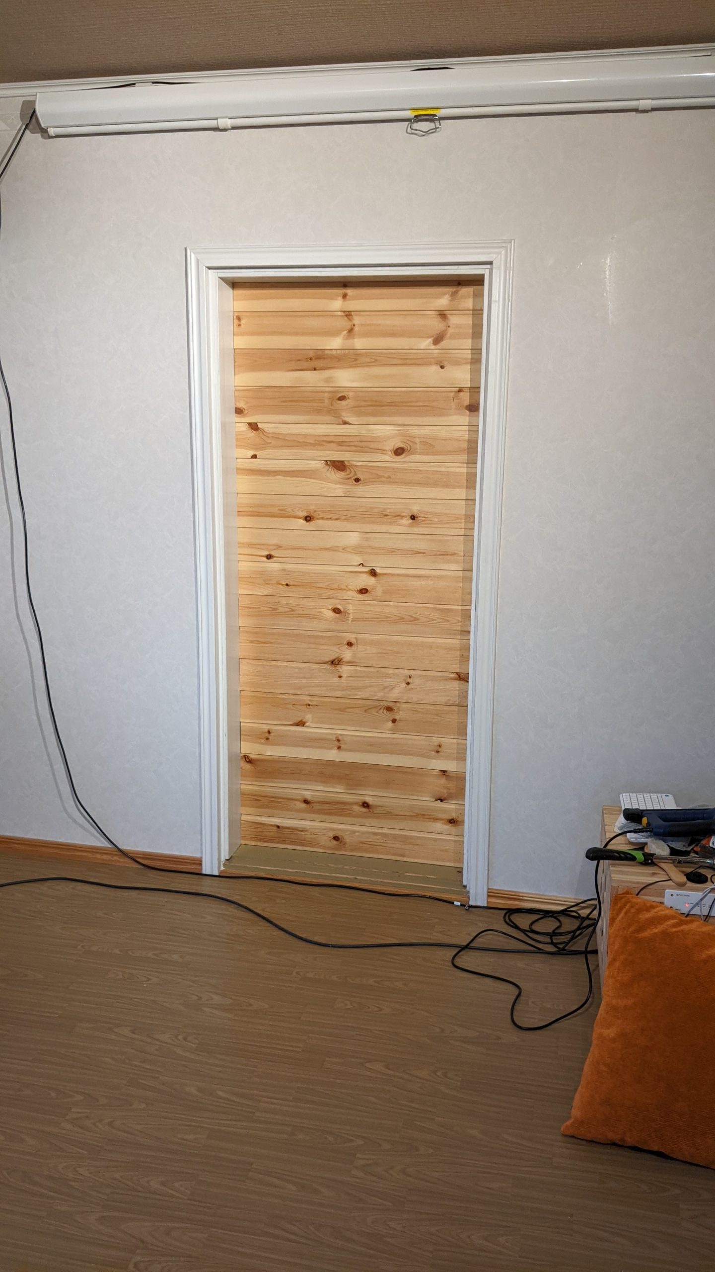 Olohuoneen ja pikkukammarin oviaukko