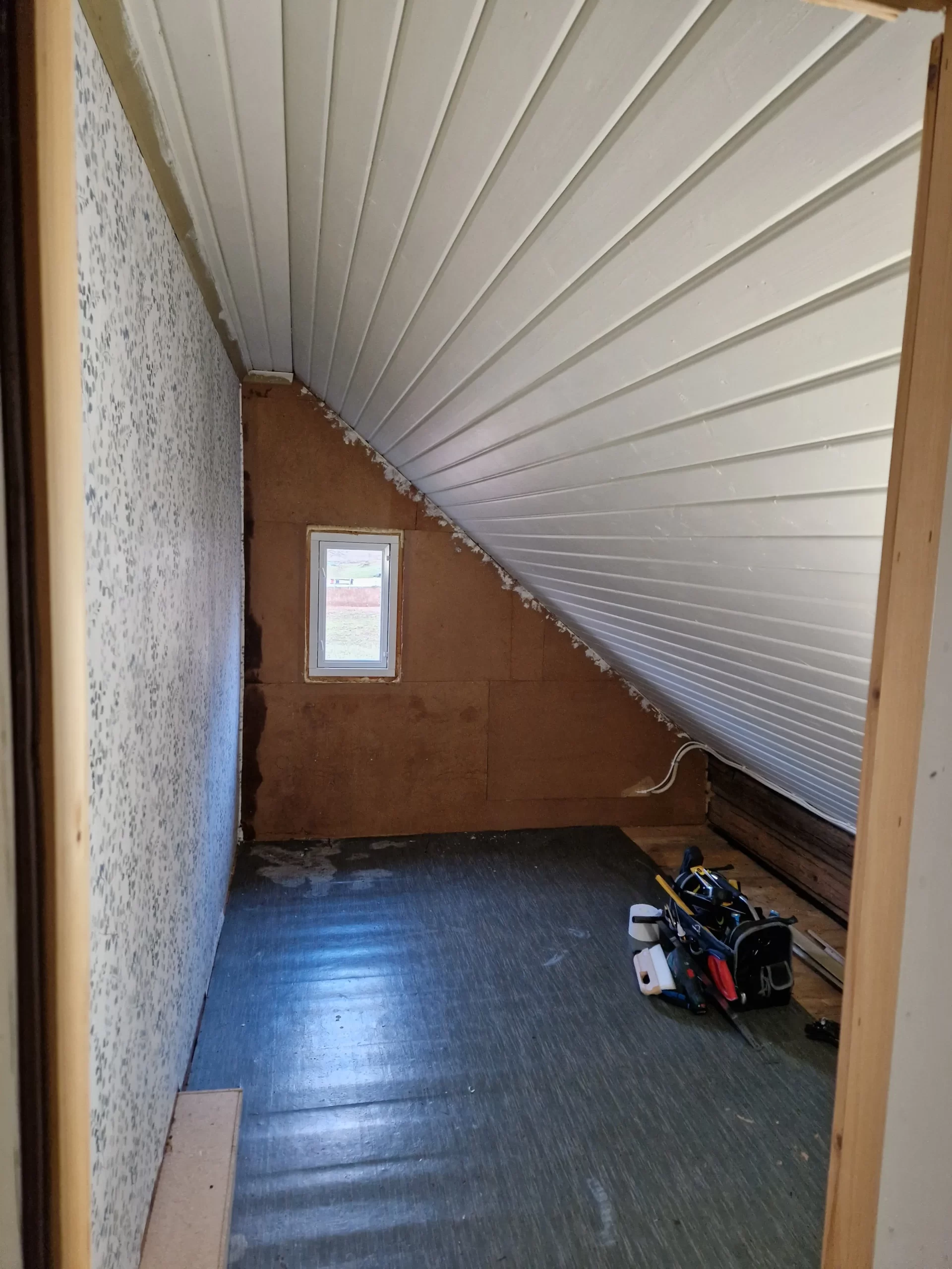 Vaatehuonevintti edistyy