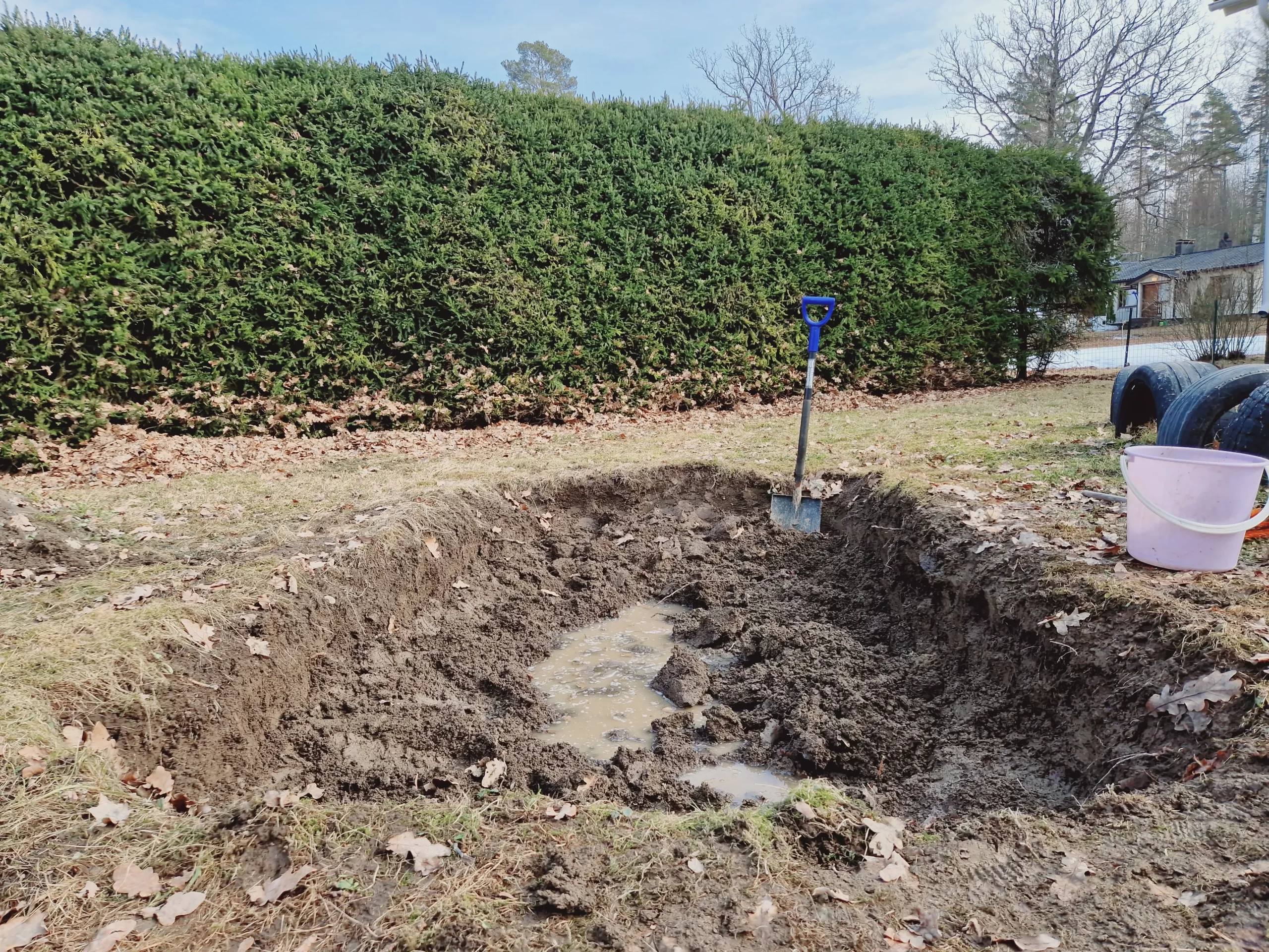 Trampoliinin kuopan fiksaus