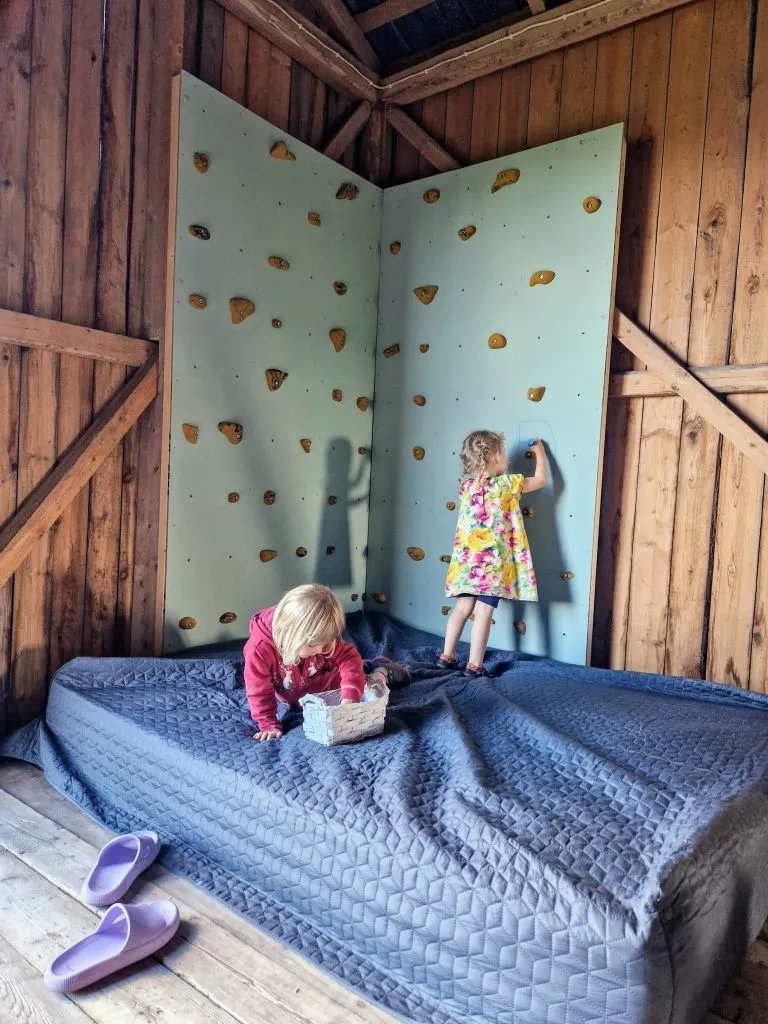 Ladossa kiipeemistä ja piirtämistä