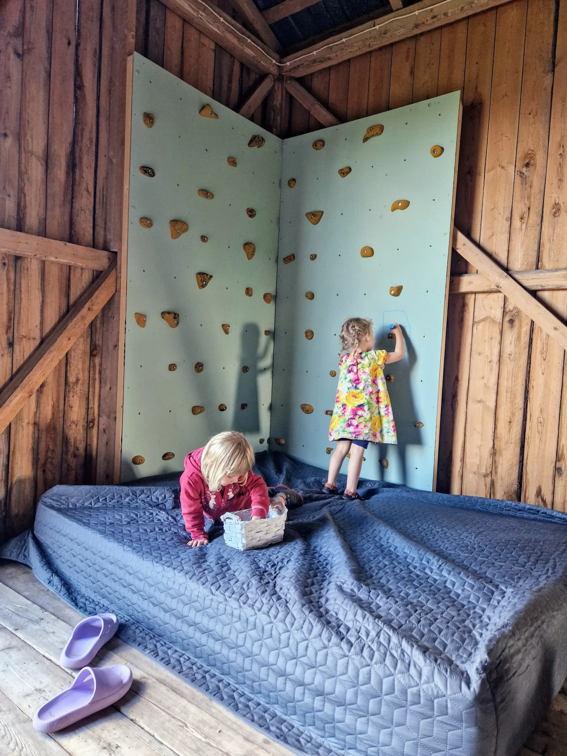 Ladossa kiipeemistä ja piirtämistä