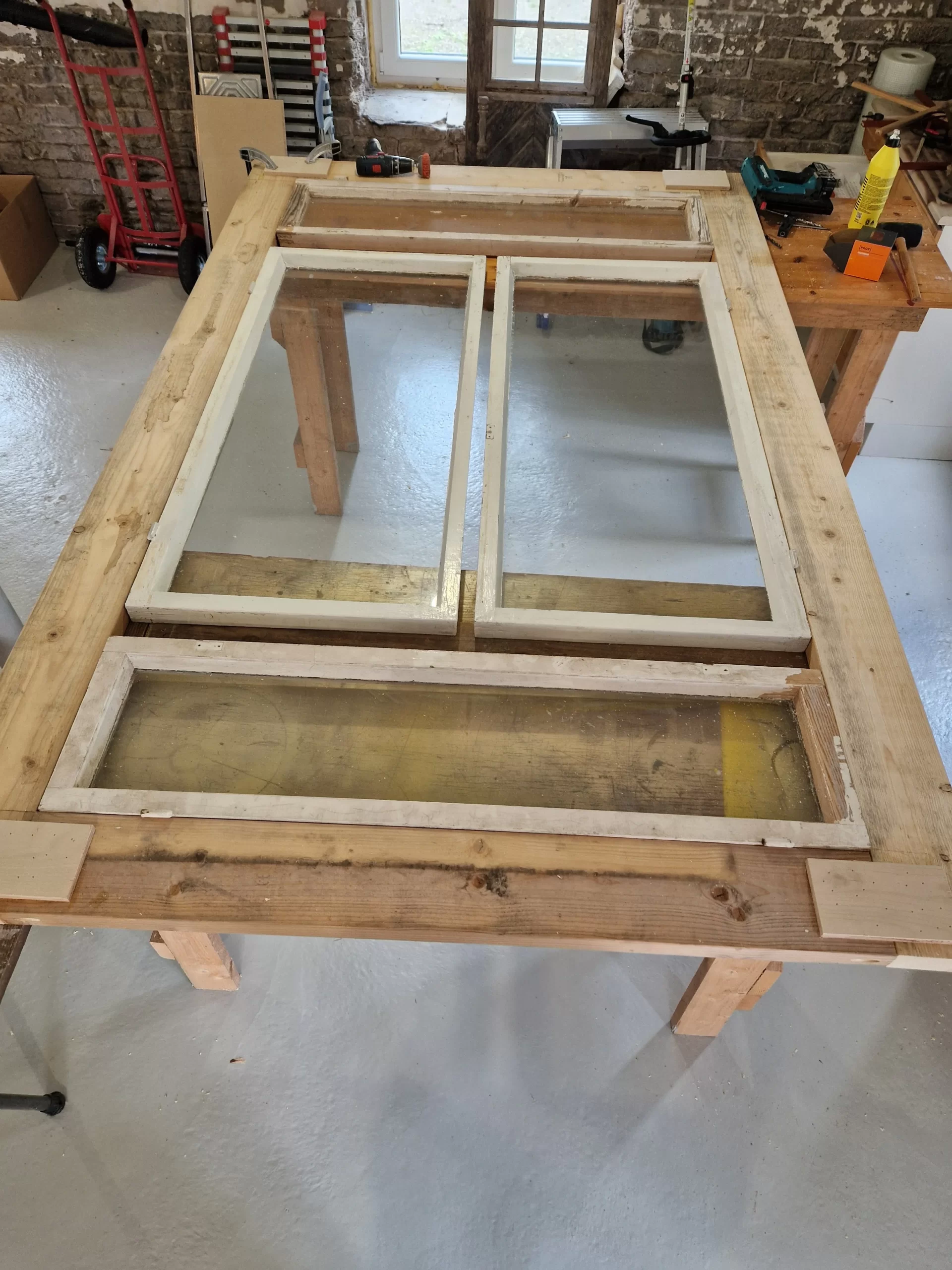 Ladon iso liukulasiovi valmistumassa