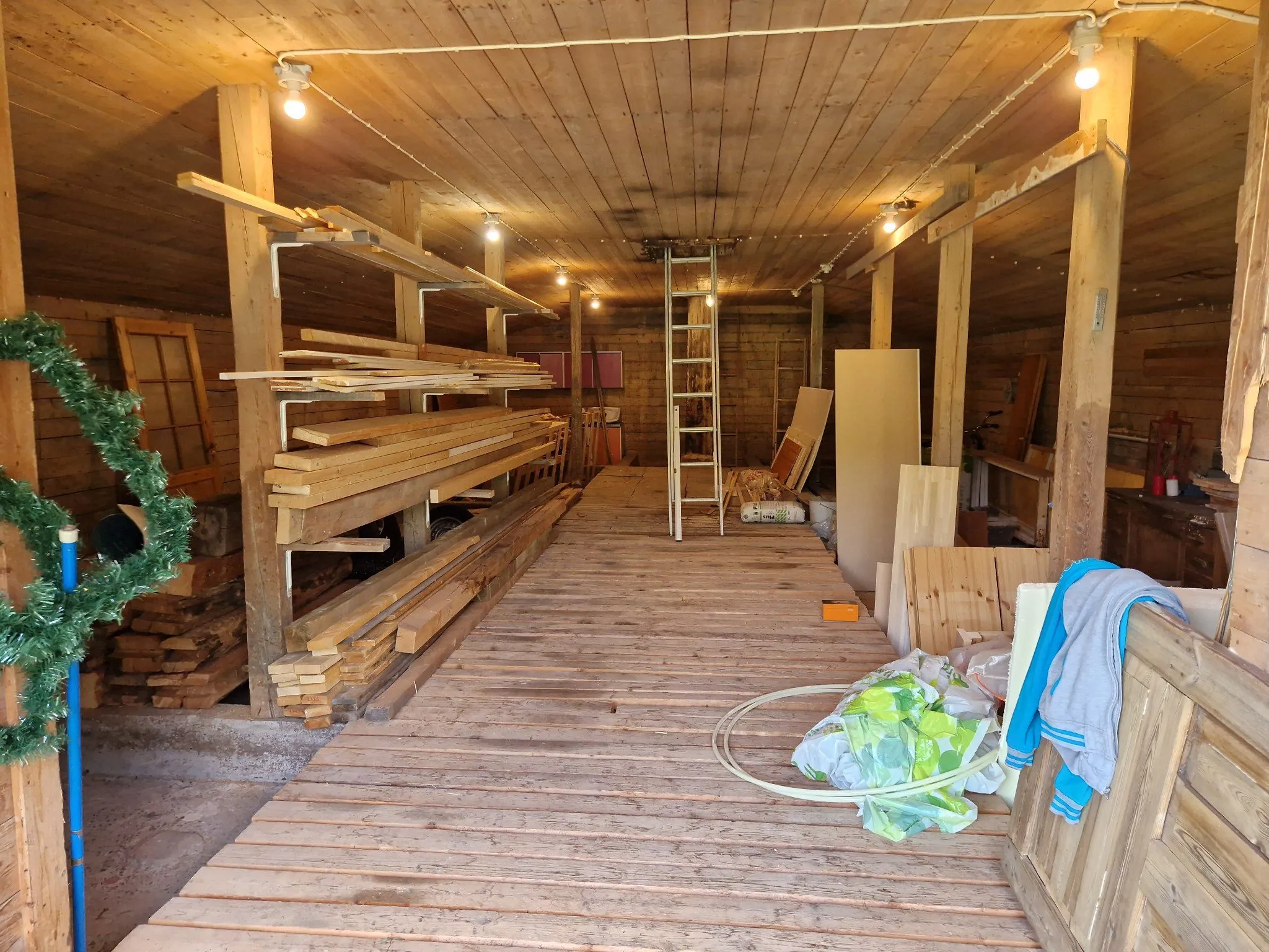 Navetan yläkerran siivousta